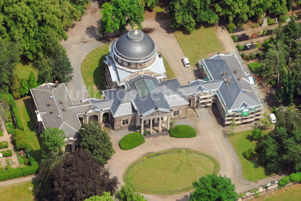 Luftaufnahme Dresden - Krematorium und Trauerhalle zur Beisetzung auf dem Gelände des Friedhofes Johannisfriedhof im Ortsteil Tolkewitz in Dresden im Bundesland Sachsen, Deutschland