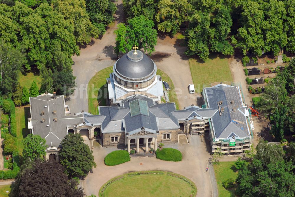 Dresden von oben - Krematorium und Trauerhalle zur Beisetzung auf dem Gelände des Friedhofes Johannisfriedhof im Ortsteil Tolkewitz in Dresden im Bundesland Sachsen, Deutschland