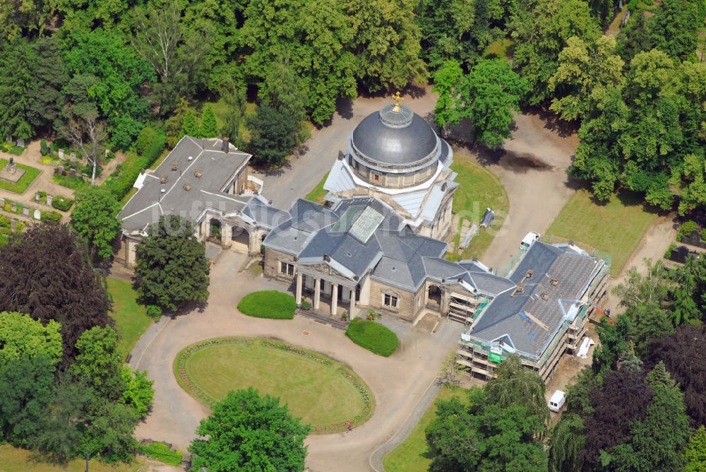 Dresden aus der Vogelperspektive: Krematorium und Trauerhalle zur Beisetzung auf dem Gelände des Friedhofes Johannisfriedhof im Ortsteil Tolkewitz in Dresden im Bundesland Sachsen, Deutschland