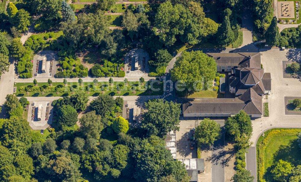 Herne von oben - Krematorium und Trauerhalle zur Beisetzung auf dem Gelände des Friedhofes Südfriedhof in Herne im Bundesland Nordrhein-Westfalen, Deutschland