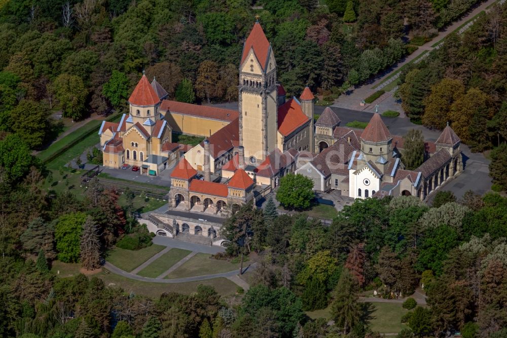 Luftaufnahme Leipzig - Krematorium und Trauerhalle zur Beisetzung auf dem Gelände des Friedhofes Südfriedhof in Leipzig im Bundesland Sachsen, Deutschland