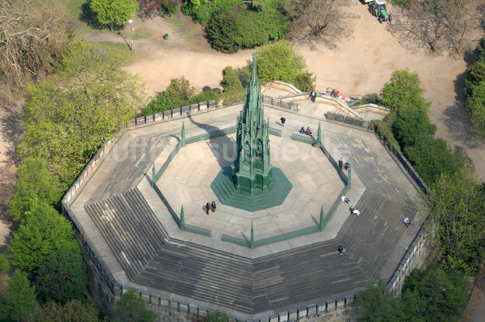 Berlin aus der Vogelperspektive: Kreuzbergdenkmal im Viktoriapark in Berlin- Kreuzberg