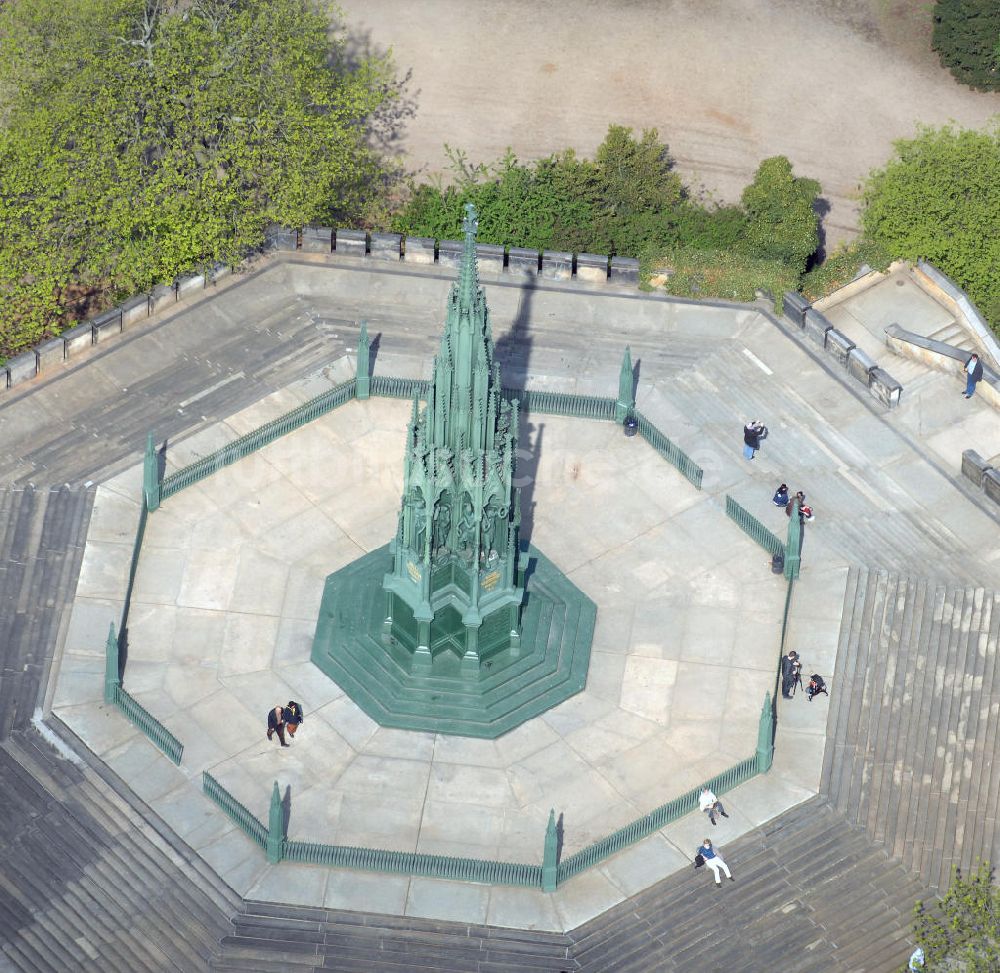 Luftbild Berlin - Kreuzbergdenkmal im Viktoriapark in Berlin- Kreuzberg