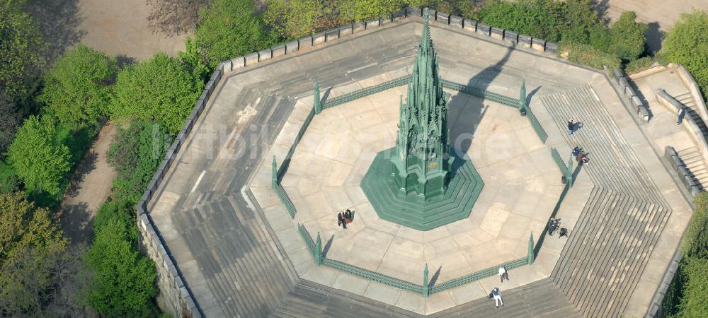 Berlin von oben - Kreuzbergdenkmal im Viktoriapark in Berlin- Kreuzberg