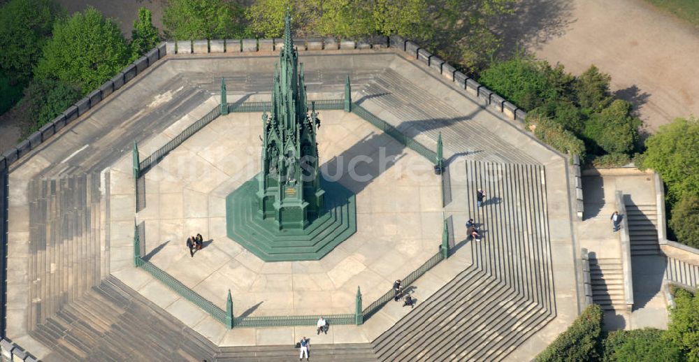 Luftbild Berlin - Kreuzbergdenkmal im Viktoriapark in Berlin- Kreuzberg