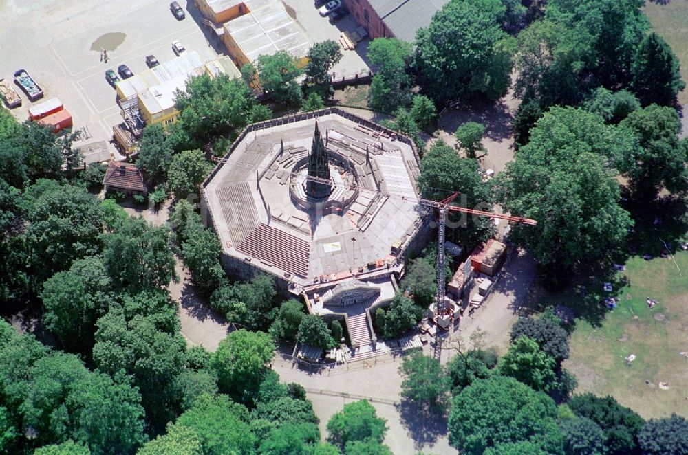 Luftbild Berlin Kreuzberg - Kreuzbergdenkmal im Viktoriapark in Berlin- Kreuzberg