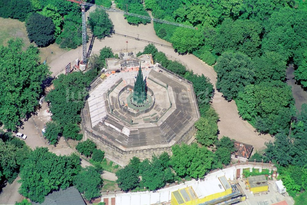 Luftaufnahme Berlin Kreuzberg - Kreuzbergdenkmal im Viktoriapark in Berlin- Kreuzberg