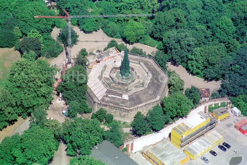 Berlin Kreuzberg von oben - Kreuzbergdenkmal im Viktoriapark in Berlin- Kreuzberg