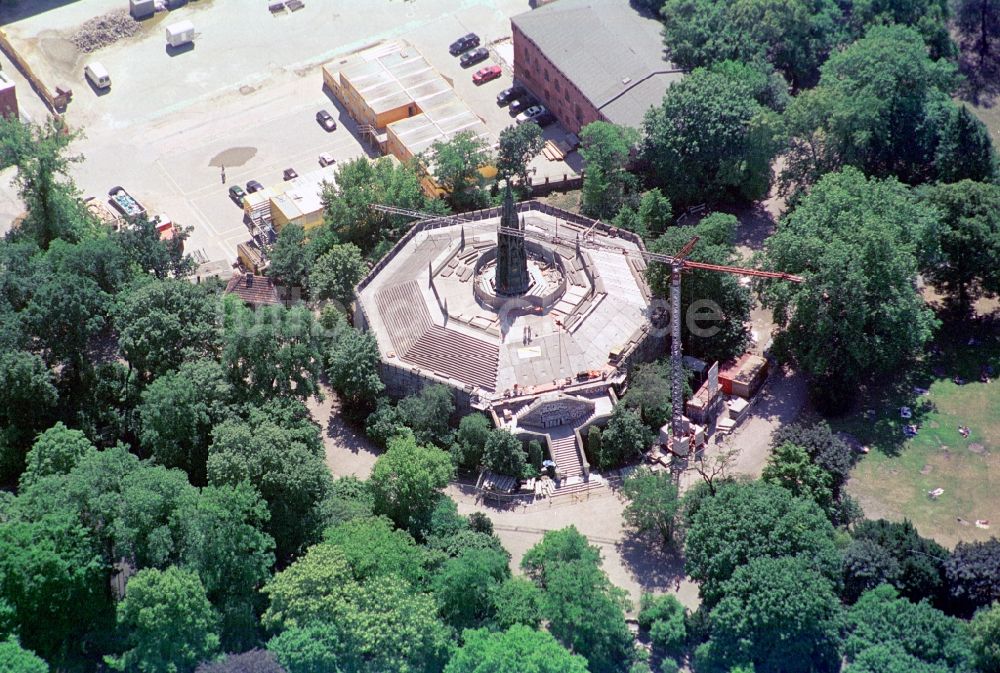 Berlin Kreuzberg aus der Vogelperspektive: Kreuzbergdenkmal im Viktoriapark in Berlin- Kreuzberg