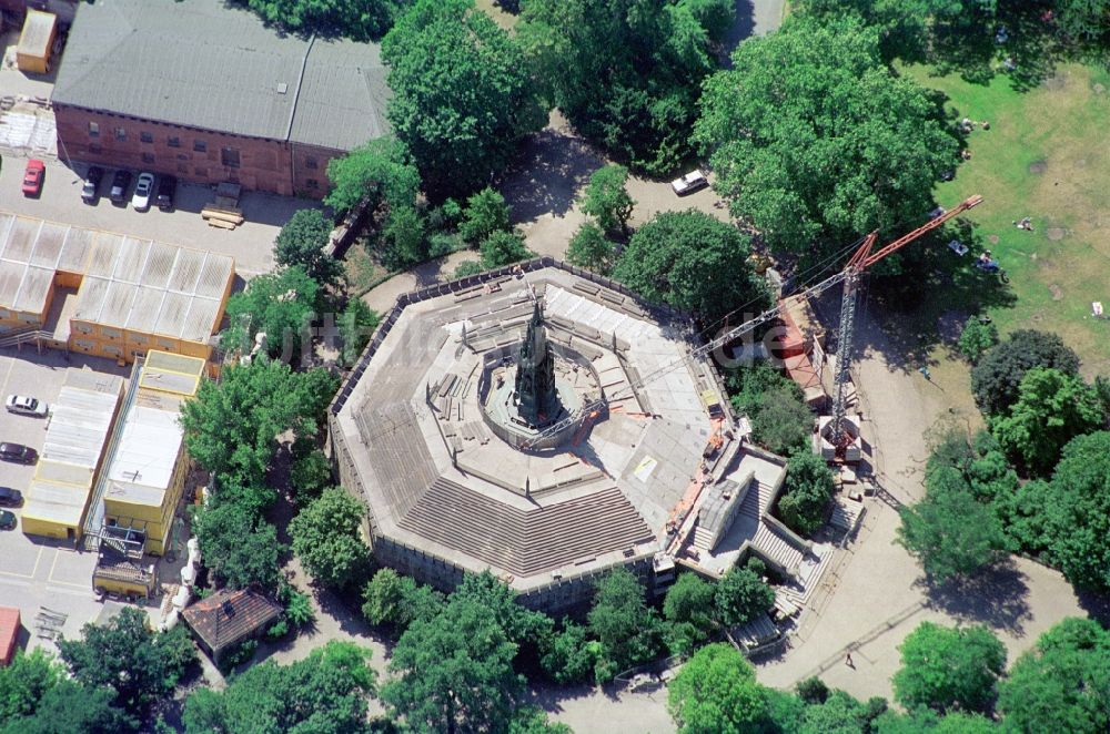 Luftbild Berlin Kreuzberg - Kreuzbergdenkmal im Viktoriapark in Berlin- Kreuzberg