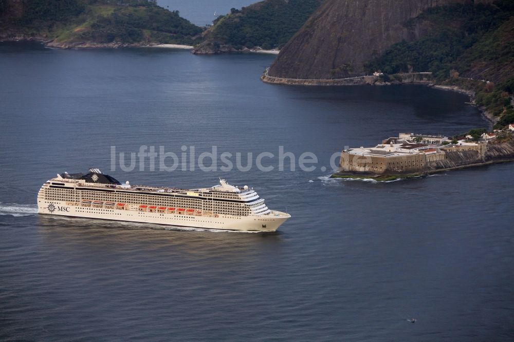 Luftbild Rio de Janeiro - Kreuzfahrt - Schiff MSC Musica vor der Festung Fortaleza Santa Cruz da Barra an der Küste in Rio de Janeiro in Brasilien