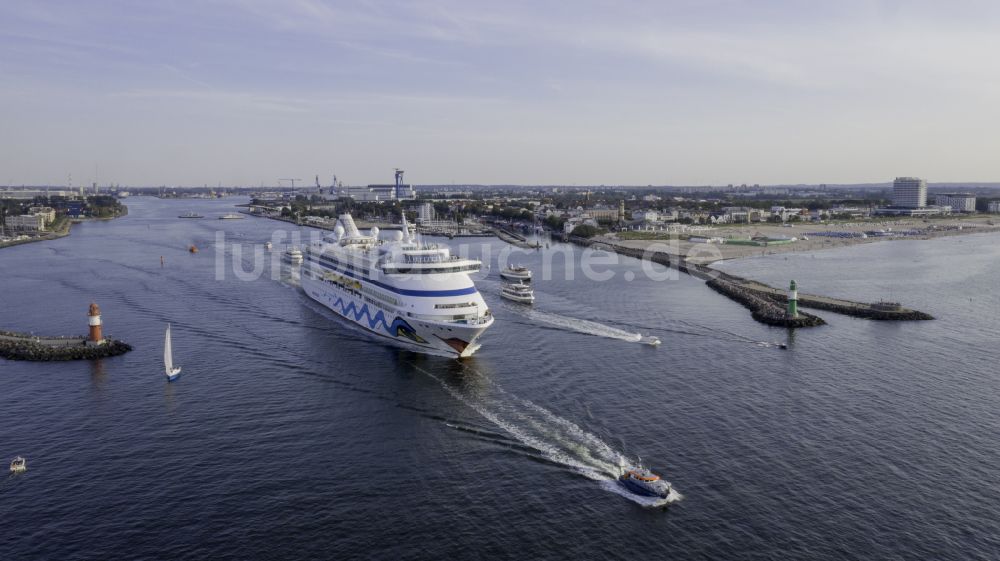 Luftbild Rostock - Kreuzfahrtschiff Aida Aura in Fahrt auf der Ostsee in Rostock im Bundesland Mecklenburg-Vorpommern, Deutschland