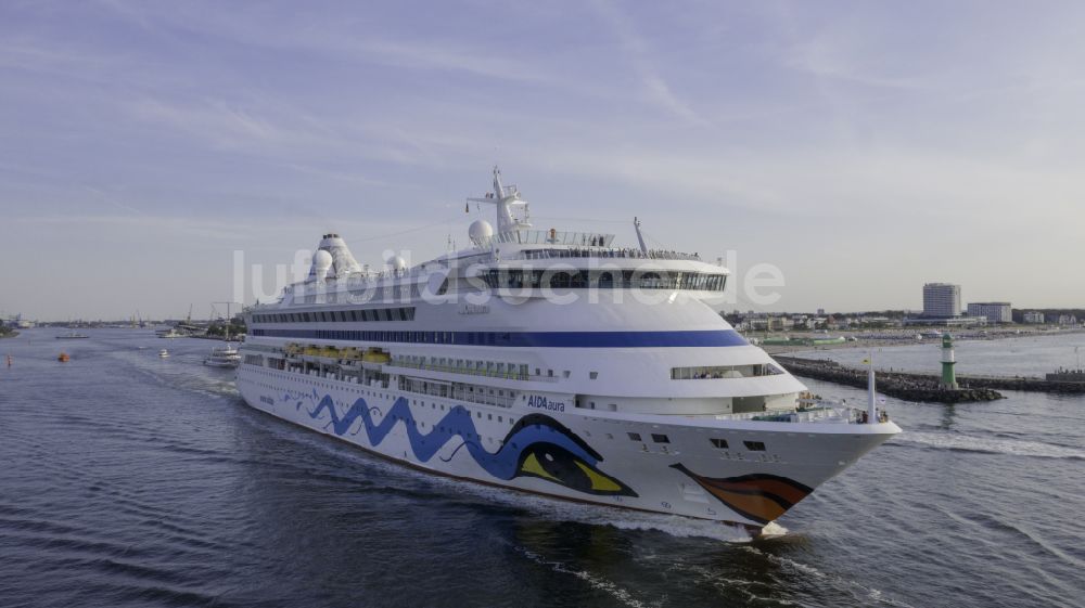 Luftaufnahme Rostock - Kreuzfahrtschiff Aida Aura in Fahrt auf der Ostsee in Rostock im Bundesland Mecklenburg-Vorpommern, Deutschland