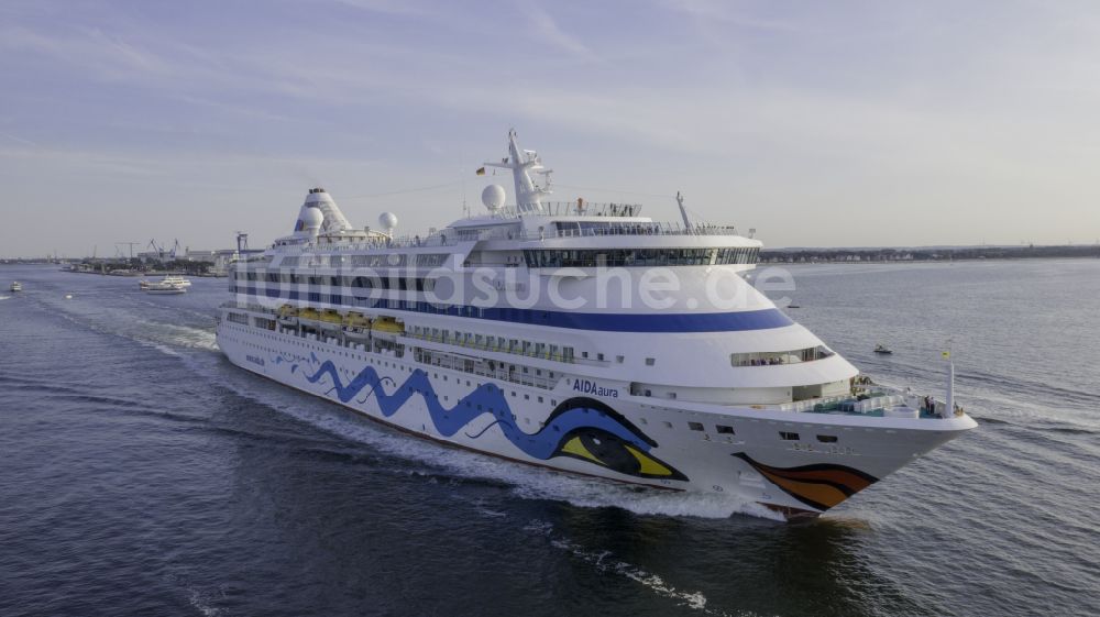 Rostock von oben - Kreuzfahrtschiff Aida Aura in Fahrt auf der Ostsee in Rostock im Bundesland Mecklenburg-Vorpommern, Deutschland