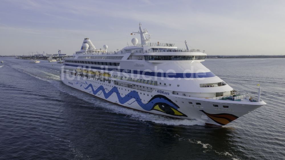 Rostock aus der Vogelperspektive: Kreuzfahrtschiff Aida Aura in Fahrt auf der Ostsee in Rostock im Bundesland Mecklenburg-Vorpommern, Deutschland