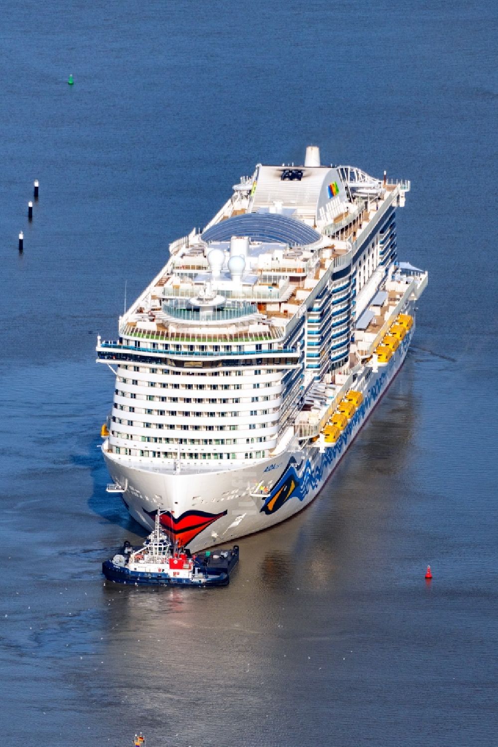 Luftaufnahme Moormerland - Kreuzfahrtschiff AIDA cosma bei der Jungfernfahrt auf der Emsüberführung in Moormerland im Bundesland Niedersachsen, Deutschland