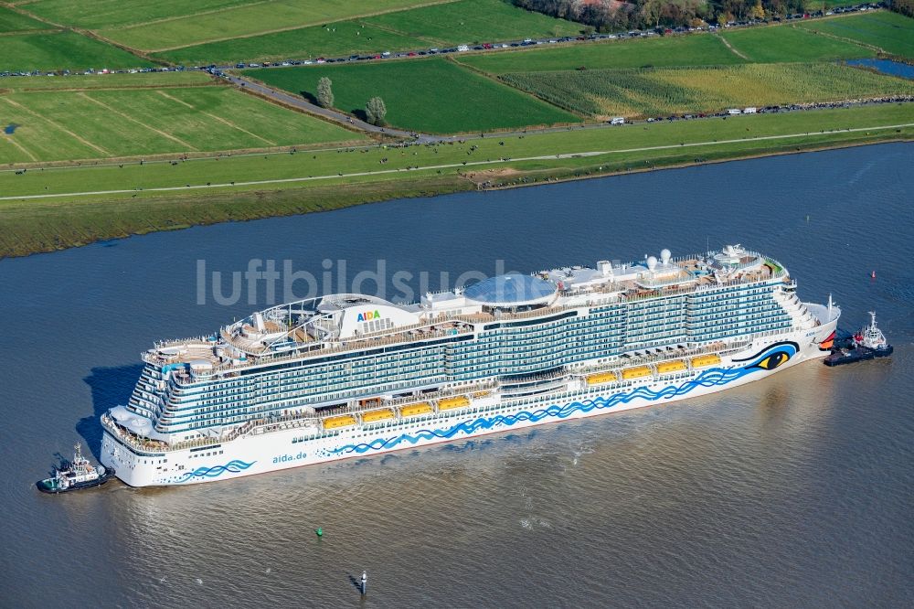 Luftbild Moormerland - Kreuzfahrtschiff AIDA cosma bei der Jungfernfahrt auf der Emsüberführung in Moormerland im Bundesland Niedersachsen, Deutschland