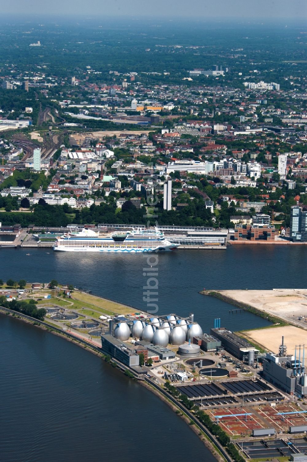 Luftaufnahme Hamburg - Kreuzfahrtschiff AIDAstella auf der Elbe in Hamburg