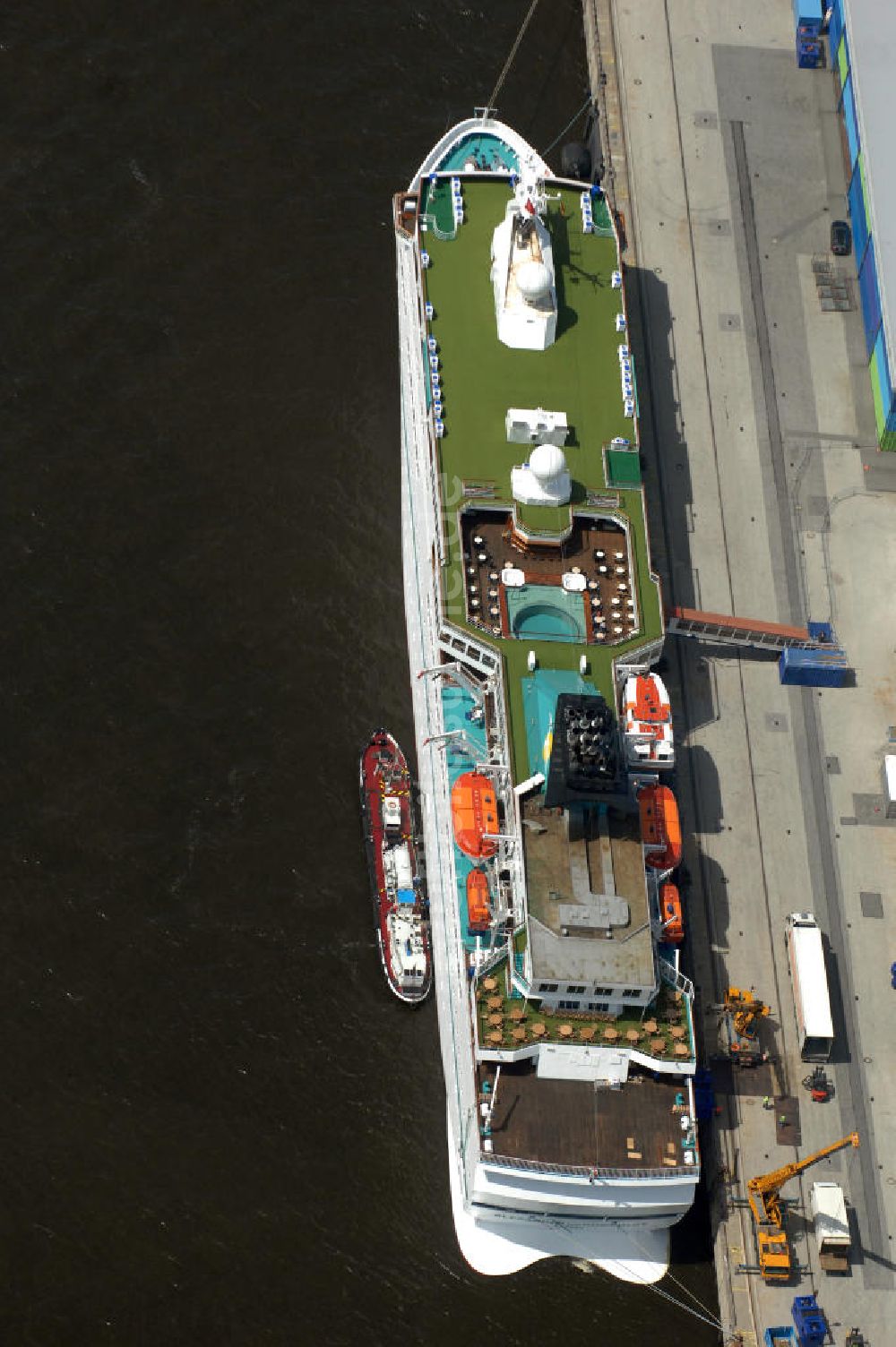 Hamburg aus der Vogelperspektive: Kreuzfahrtschiff MS Alexander von Humboldt II im Hamburger Hafen