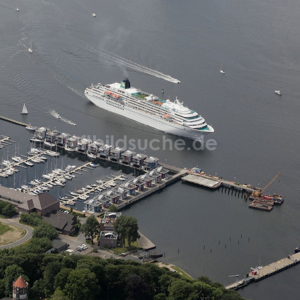 Flensburg von oben - Kreuzfahrtschiff Amadea in Flensburg im Bundesland Schleswig-Holstein