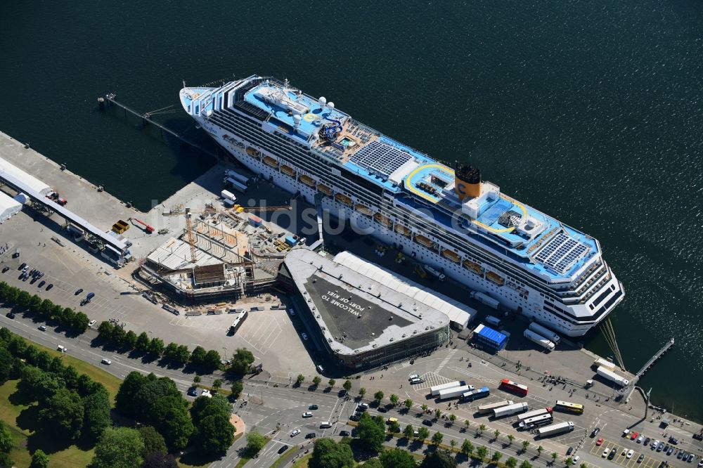 Kiel von oben - Kreuzfahrtschiff Costa Pacifica in Kiel im Bundesland Schleswig-Holstein, Deutschland