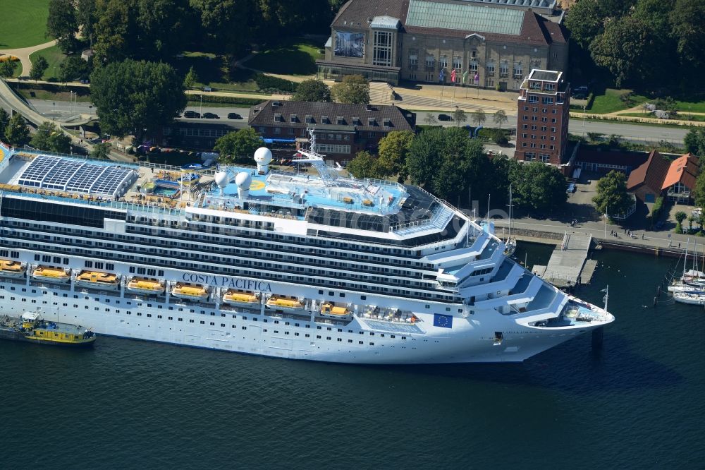 Kiel aus der Vogelperspektive: Kreuzfahrtschiff Costa Pacifica der Reederei Costa Crociere in Kiel im Bundesland Schleswig-Holstein