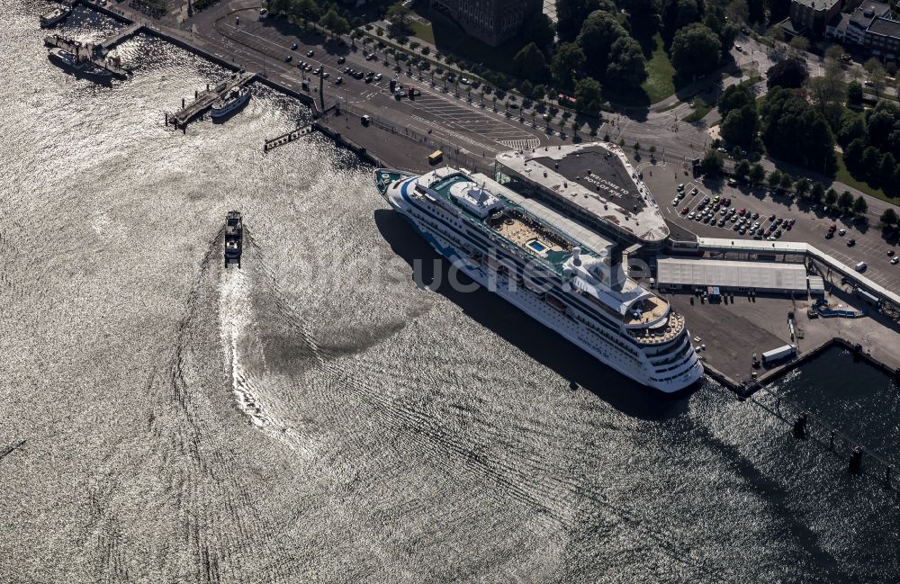 Luftaufnahme Kiel - Kreuzfahrtschiff am Cruise Terminal in Kiel im Bundesland Schleswig-Holstein, Deutschland