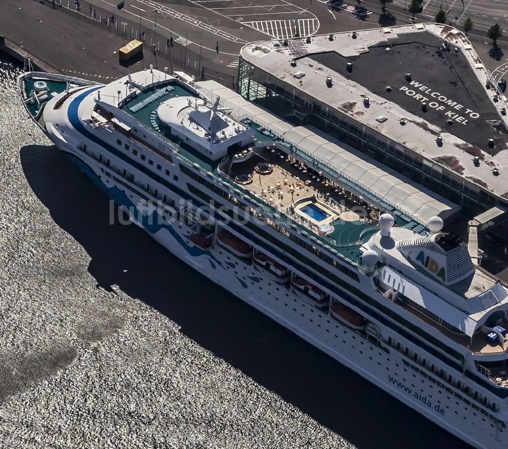 Kiel aus der Vogelperspektive: Kreuzfahrtschiff am Cruise Terminal in Kiel im Bundesland Schleswig-Holstein, Deutschland