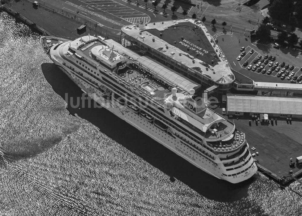 Luftaufnahme Kiel - Kreuzfahrtschiff am Cruise Terminal in Kiel im Bundesland Schleswig-Holstein, Deutschland