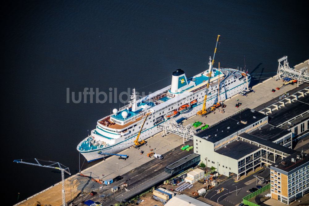 Bremerhaven aus der Vogelperspektive: Kreuzfahrtschiff MS Deutschland in Bremerhaven im Bundesland Bremen, Deutschland