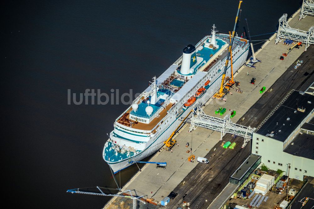 Luftbild Bremerhaven - Kreuzfahrtschiff MS Deutschland in Bremerhaven im Bundesland Bremen, Deutschland