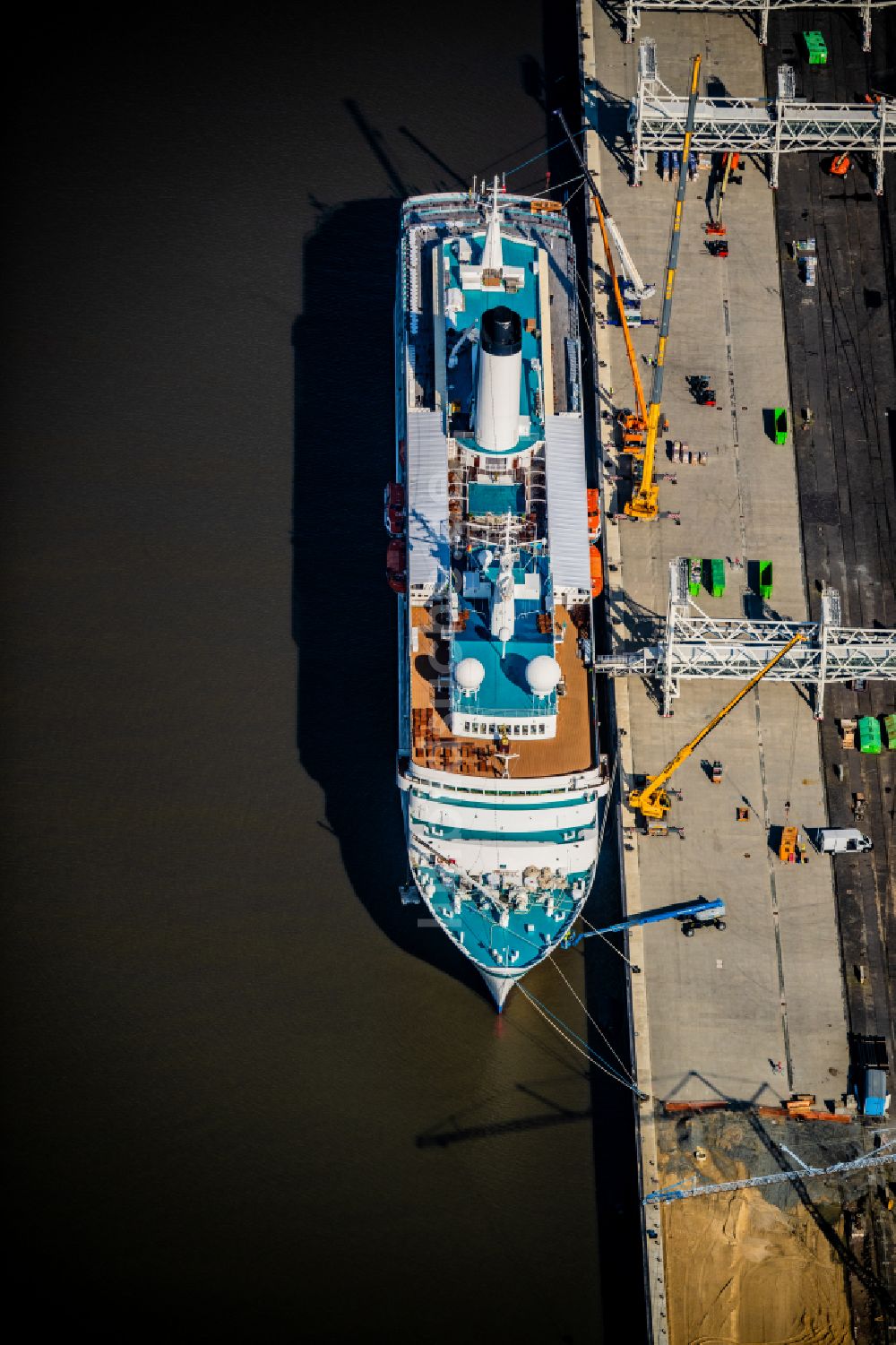 Luftaufnahme Bremerhaven - Kreuzfahrtschiff MS Deutschland in Bremerhaven im Bundesland Bremen, Deutschland