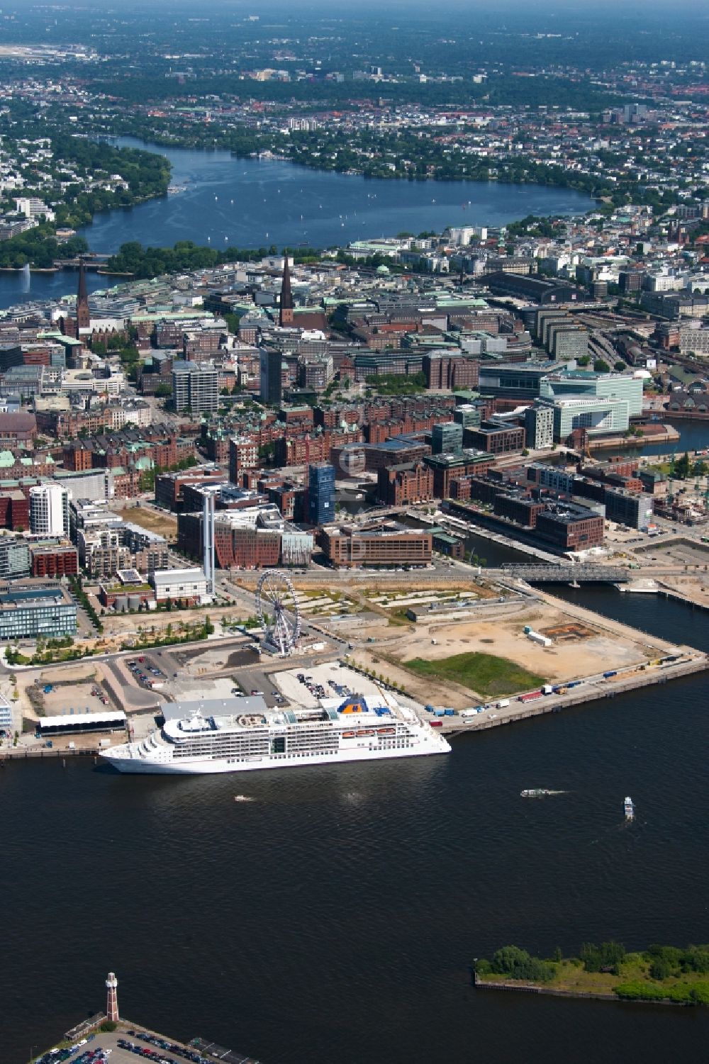 Hamburg von oben - Kreuzfahrtschiff Europa 2 auf der Elbe in Hamburg