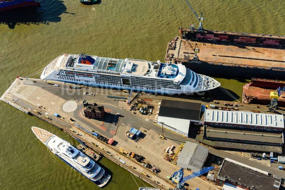 Hamburg von oben - Kreuzfahrtschiff Europa 2 in Hamburg, Deutschland