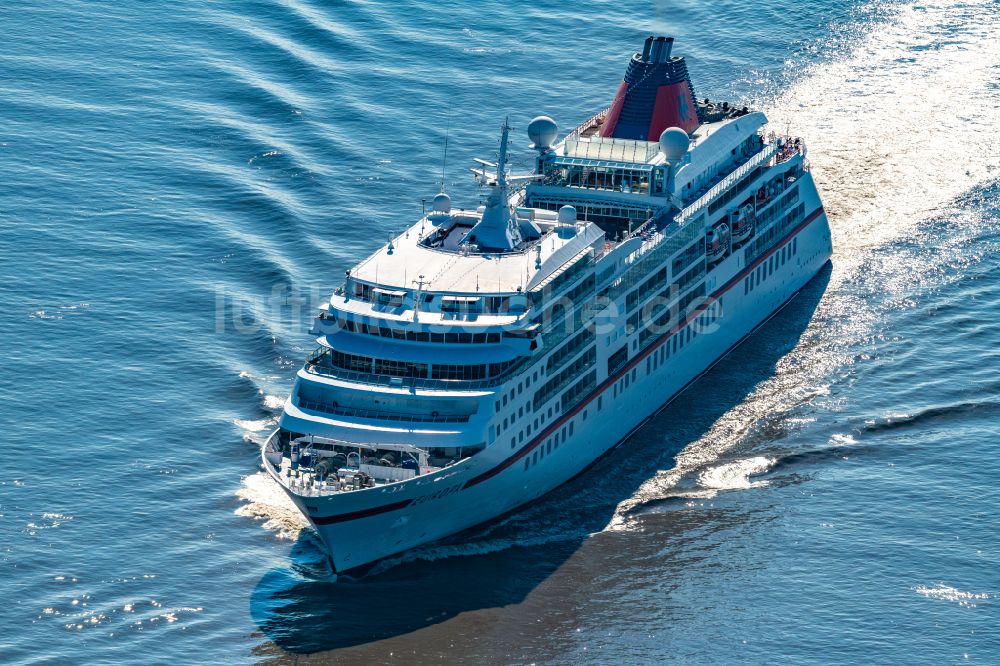 Kollmar aus der Vogelperspektive: Kreuzfahrtschiff MS Europa Hapag Lloyd in Kollmar im Bundesland Schleswig-Holstein, Deutschland