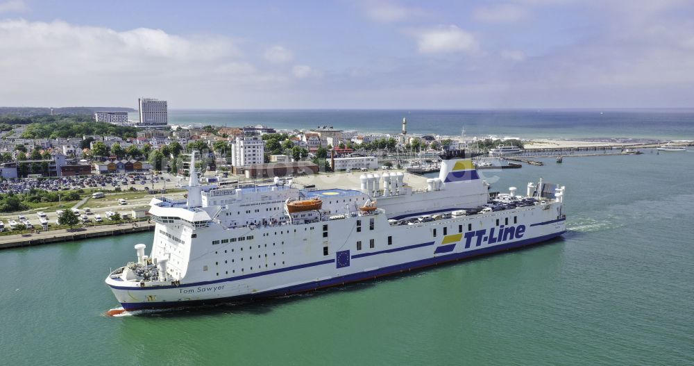 Rostock von oben - Kreuzfahrtschiff Fähre TT-Line in Rostock im Bundesland Mecklenburg-Vorpommern, Deutschland