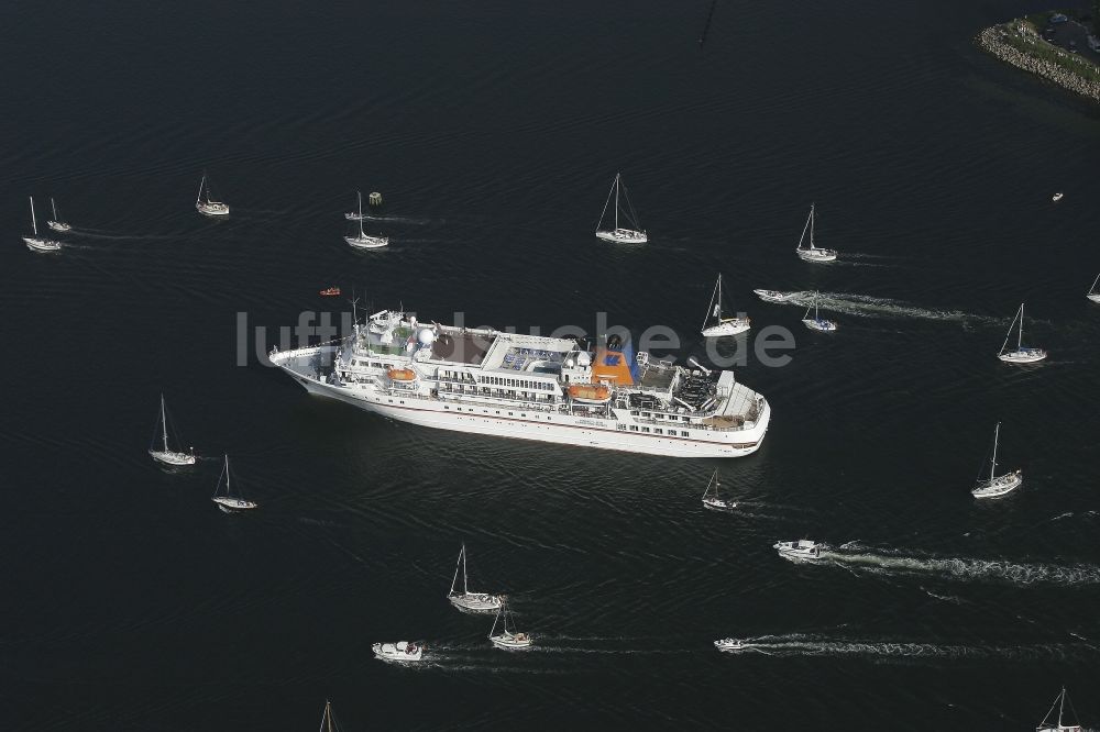 Luftaufnahme Glücksburg (Ostsee) - Kreuzfahrtschiff auf der Flensburger Förde im Bundesland Schleswig-Holstein