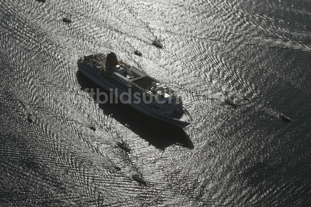 Glücksburg (Ostsee) von oben - Kreuzfahrtschiff auf der Flensburger Förde im Bundesland Schleswig-Holstein