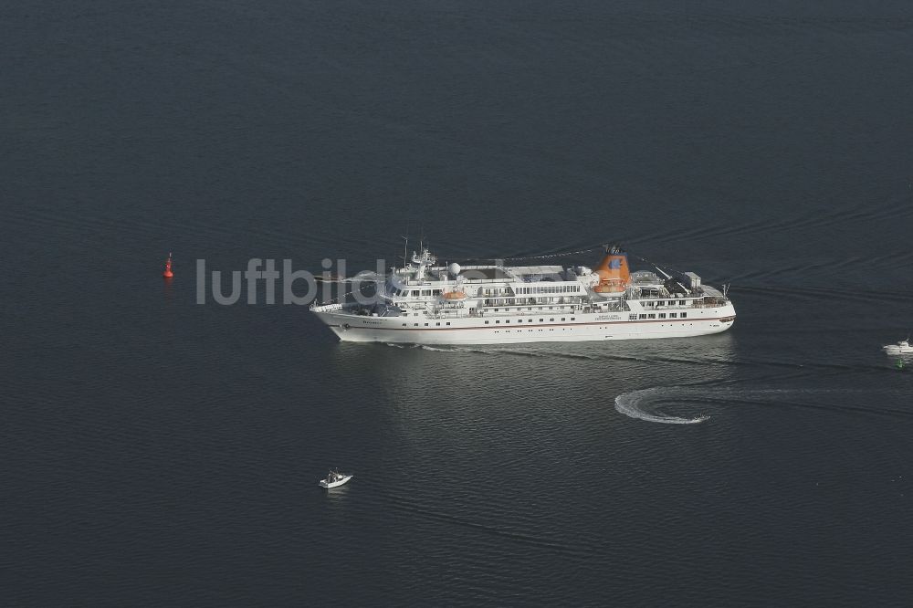 Glücksburg von oben - Kreuzfahrtschiff auf der Flensburger Förde im Bundesland Schleswig-Holstein