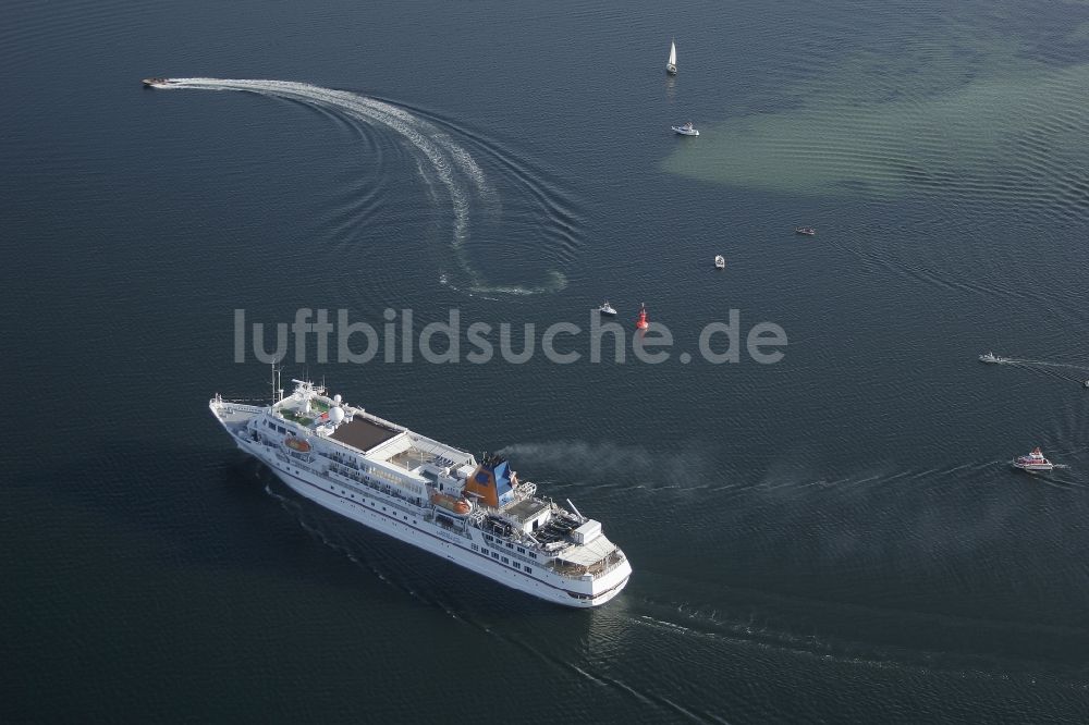 Luftaufnahme Glücksburg - Kreuzfahrtschiff auf der Flensburger Förde im Bundesland Schleswig-Holstein