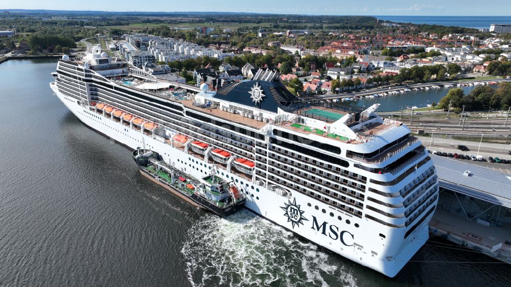 Luftbild Rostock - Kreuzfahrtschiff MSC Poesia in Fahrt auf der Ostsee in Rostock im Bundesland Mecklenburg-Vorpommern, Deutschland