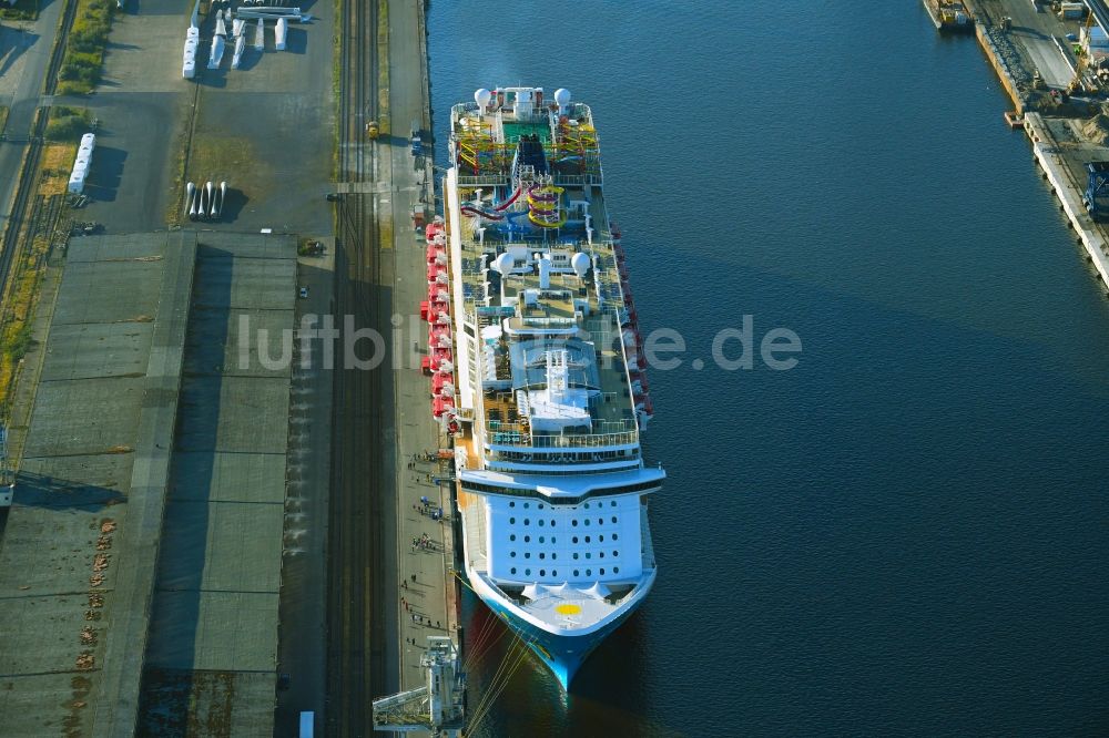 Luftaufnahme Rostock - Kreuzfahrtschiff Norwegian Breakaway in Rostock im Bundesland Mecklenburg-Vorpommern, Deutschland