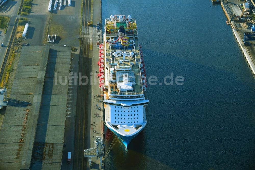 Rostock von oben - Kreuzfahrtschiff Norwegian Breakaway in Rostock im Bundesland Mecklenburg-Vorpommern, Deutschland