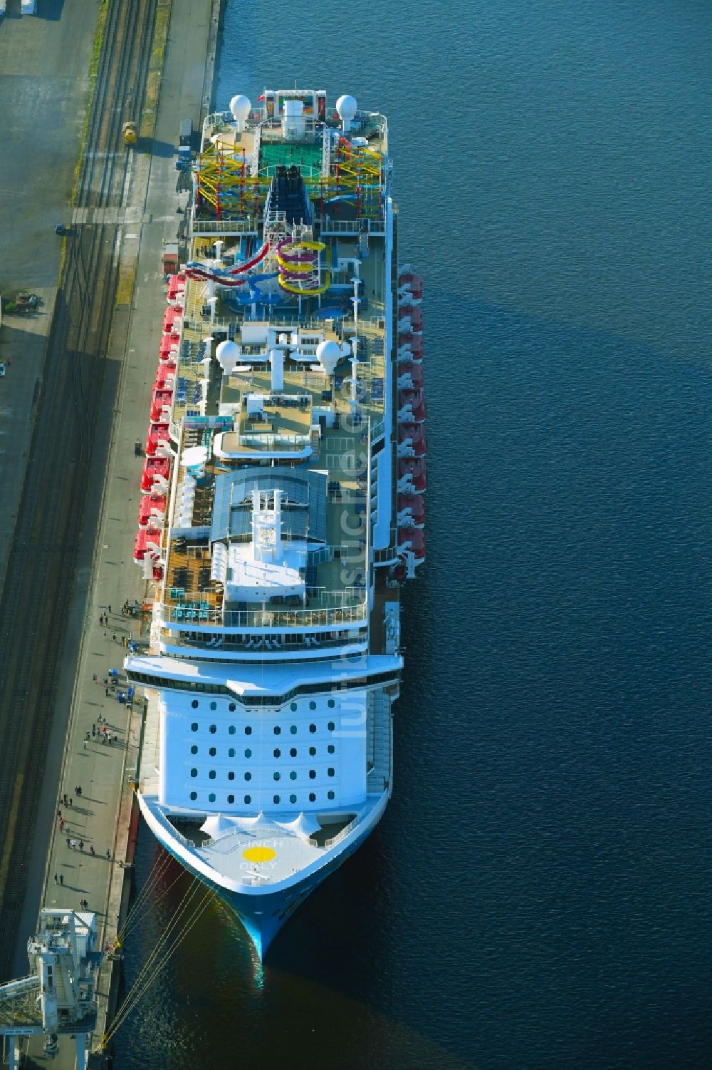 Rostock aus der Vogelperspektive: Kreuzfahrtschiff Norwegian Breakaway in Rostock im Bundesland Mecklenburg-Vorpommern, Deutschland