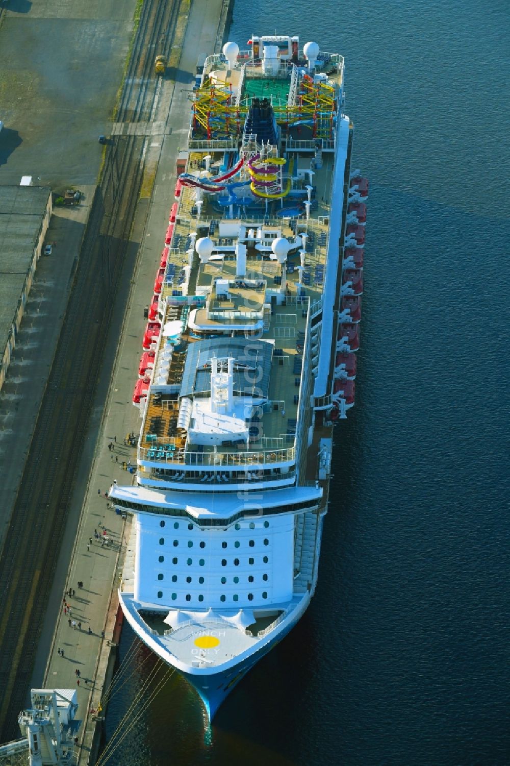 Luftbild Rostock - Kreuzfahrtschiff Norwegian Breakaway in Rostock im Bundesland Mecklenburg-Vorpommern, Deutschland