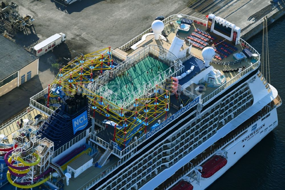 Rostock von oben - Kreuzfahrtschiff Norwegian Breakaway in Rostock im Bundesland Mecklenburg-Vorpommern, Deutschland