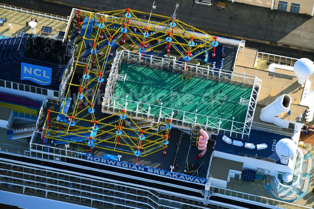 Luftaufnahme Rostock - Kreuzfahrtschiff Norwegian Breakaway in Rostock im Bundesland Mecklenburg-Vorpommern, Deutschland