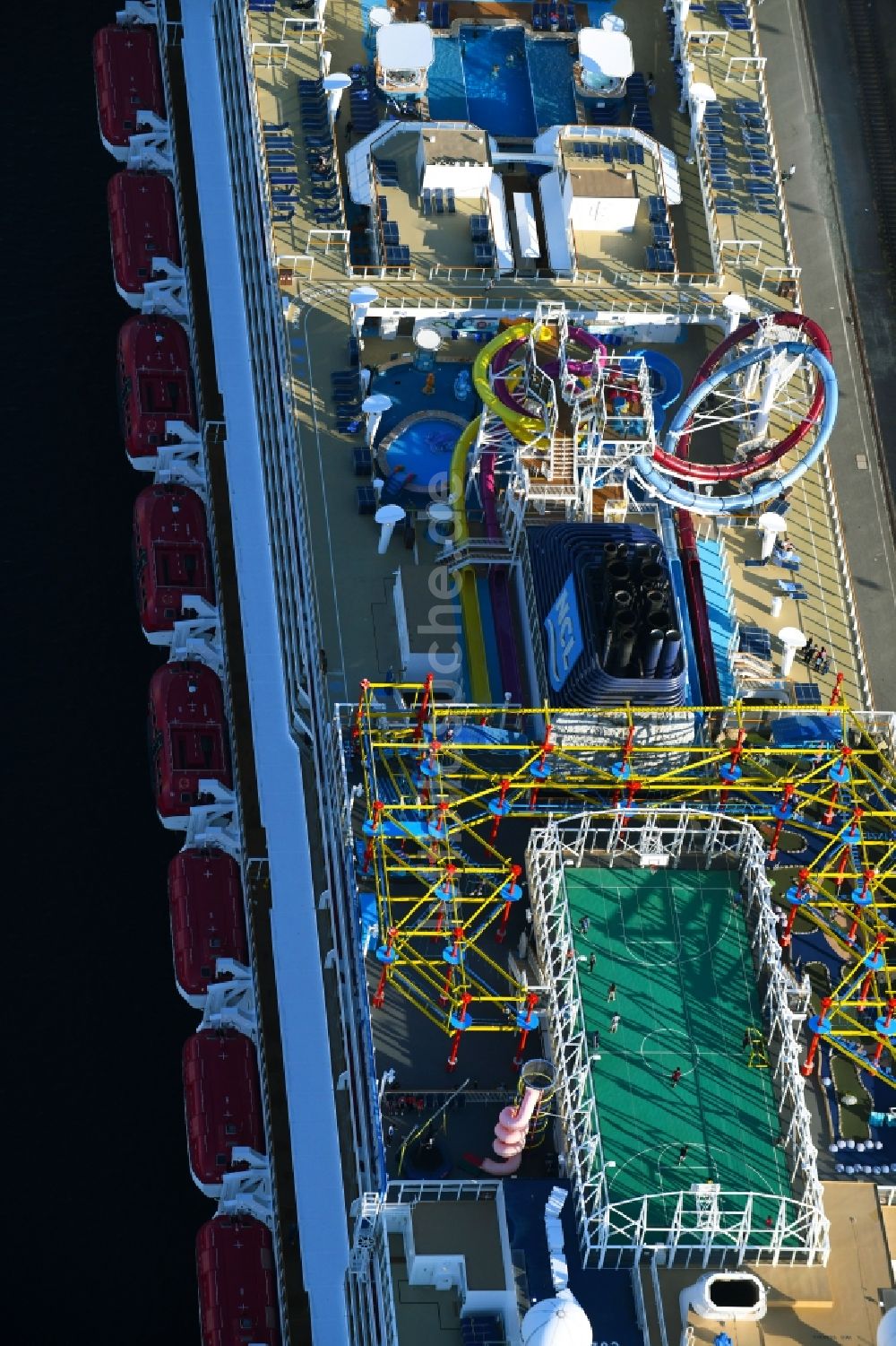 Rostock aus der Vogelperspektive: Kreuzfahrtschiff Norwegian Breakaway in Rostock im Bundesland Mecklenburg-Vorpommern, Deutschland