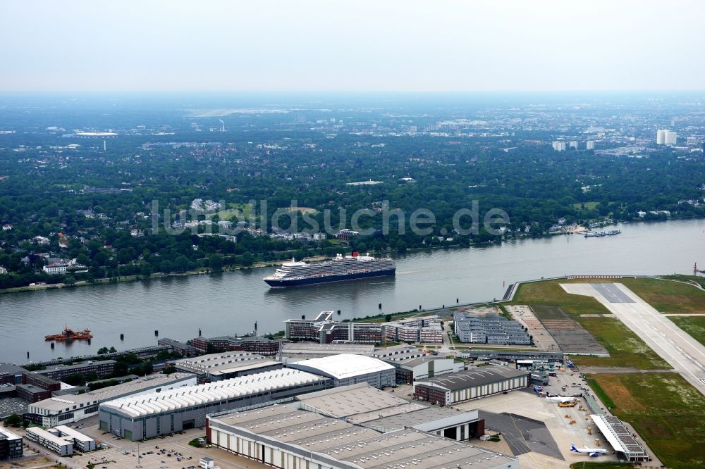 Luftaufnahme Hamburg - Kreuzfahrtschiff RMS Queen Mary 2 der Reederei Cunard Line auf der Elbe vor Finkenwerder in Hamburg