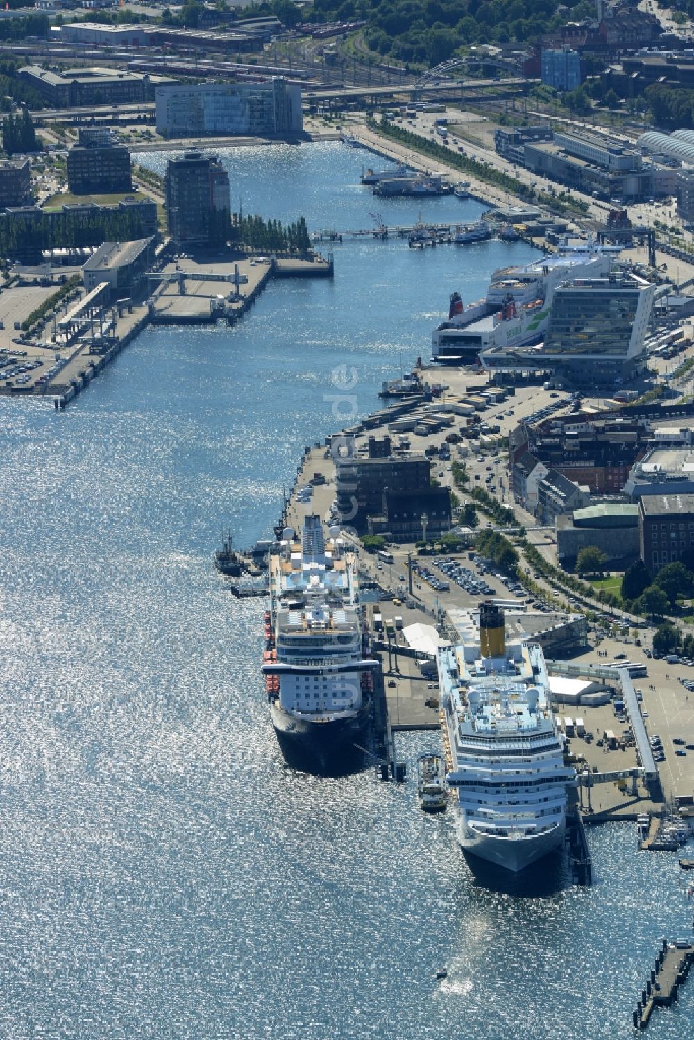 Kiel von oben - Kreuzfahrtschiffe Costa Pacifica und Mein Schiff 4 im Hafen von Kiel im Bundesland Schleswig-Holstein